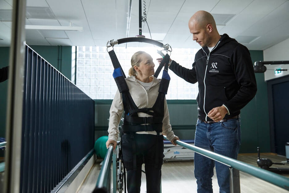 Potilas kävelyharjoituksessa fysioterapiassa