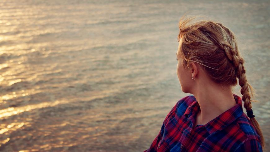 Nuori katsoo merelle